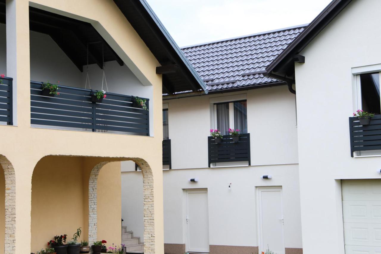Flora Studio Apartments Korenica Εξωτερικό φωτογραφία